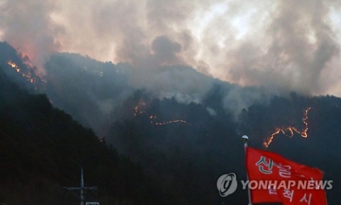삼척 산불 사흘째···대형 헬기 27대 투입