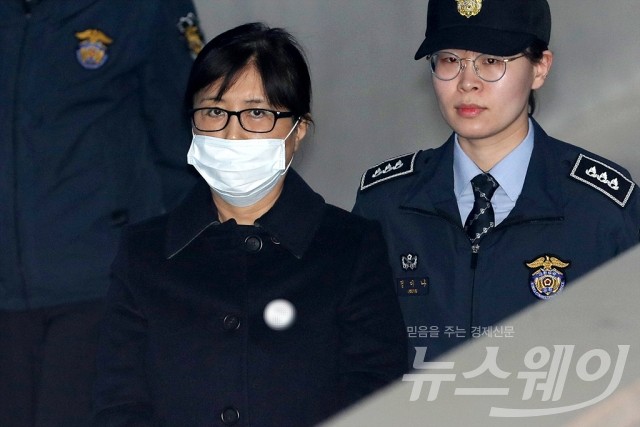 ‘국정농단’ 최서원, 징역 18년에 벌금 200억원 최종 확정