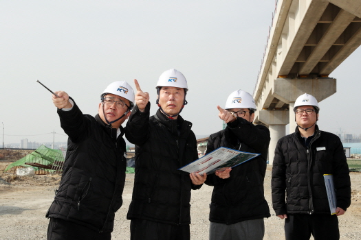 김상균 이사장(왼쪽에서 두 번째)이 연화 제4교(포항시 북구 흥해읍)에서 안전상태를 점검하고 있다.