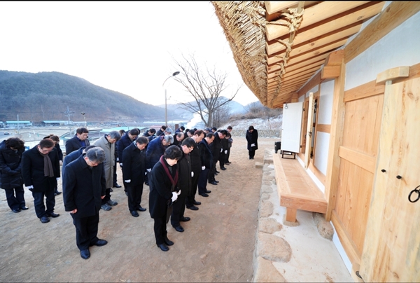 군위군, 김수환 추기경 선종 9주기 추모 참배 기사의 사진