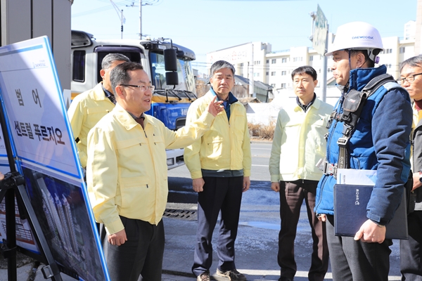 홍성주 수성구청장 권한대행이 대형 공사장 관계자에게 공사 진행상황을 설명 듣고 있다.(사진제공=수성구청)