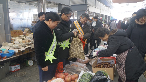 우병윤 경제부지사가 청송 전통시장을 방문했다(사진제공=경상북도)