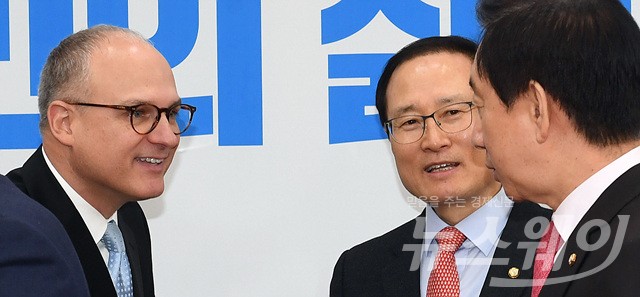 배리 앵글 GM 총괄 부사장, 여야 원내지도부 및 한국GM대책 TF와 면담. 사진=이수길 기자 leo2004@newsway.co.kr