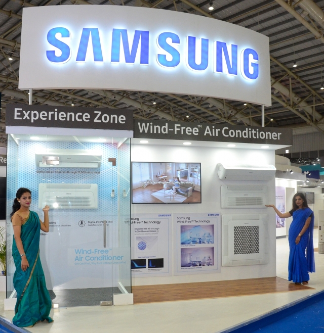 인도공조전(ACREX India 2018)에서 삼성전자 모델이 방문객에게 프리미엄 시스템에어컨 무풍 4Way 카세트 등 다양한 무풍에어컨 라인업을 소개하고 있다. 사진=삼성전자 제공.