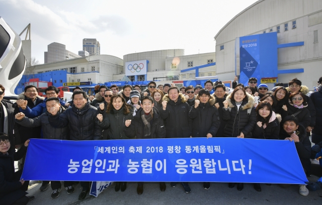 NH농협은행 김연학 HR·업무지원부문 부행장과 직원 50여명이 평창동계올림픽 현장을 찾았다. 사진=NH농협은행 제공