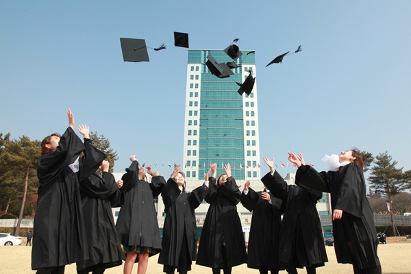 졸업생들이 학사모를 하늘 위로 던지며 기쁨을 만끽하고 있다(사진제공=대구대)