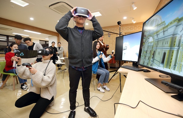 계명대 동산도서관에 설치되어 있는 아이디어 상상실에서 학생들 VR을 체험하고 있다.(사진제공=계명대)
