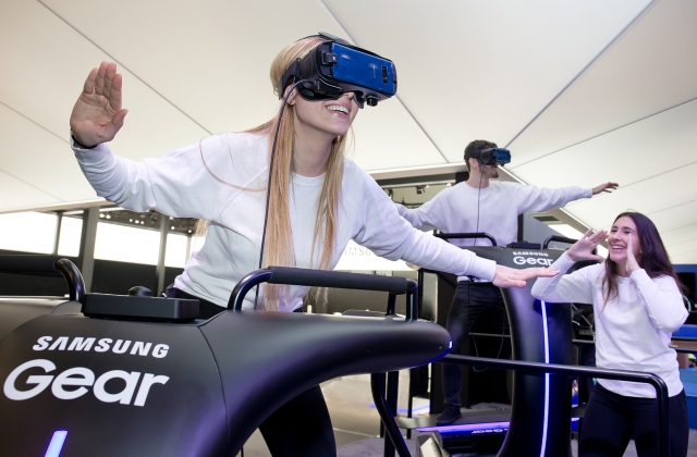 MWC 2018 삼성전자 전시장에서 기어 VR을 체험하는 모습. 사진=삼성전자 제공