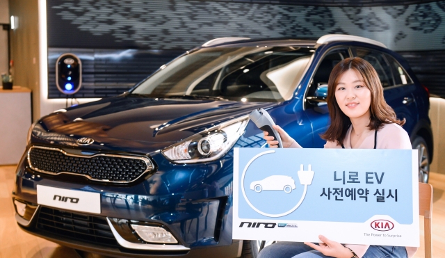 기아자동차가 친환경 전용 SUV 니로 하이브리드, 니로 플러그인 하이브리드에 이어 전기차 모델인 ‘니로 EV’를 새롭게 선보인다. 기아차는 26일부터 전국 영업점을 통해 하반기 출시 예정인 니로 EV의 예약 판매를 실시할 예정이다. (사진=기아차 제공)