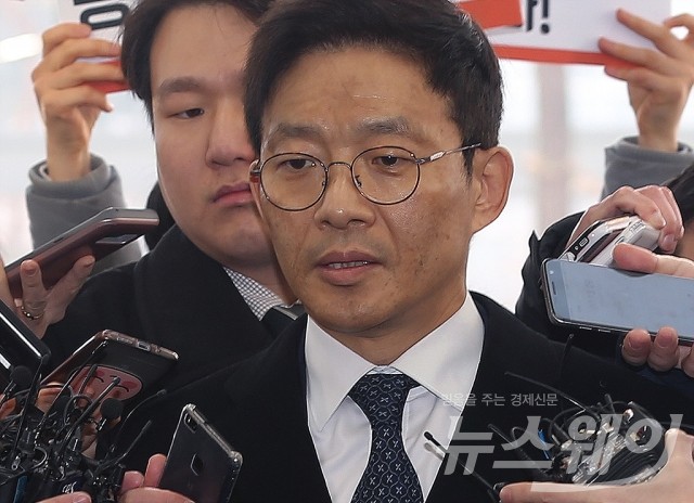 ‘성추행·인사개입 의혹’ 안태근, 검찰 출석