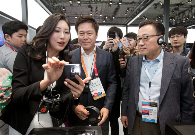 고동진 삼성전자 사장(오른쪽)이 박정호 SK텔레콤 사장에게 갤럭시S9를 소개하고 있다. 사진=삼성전자 제공