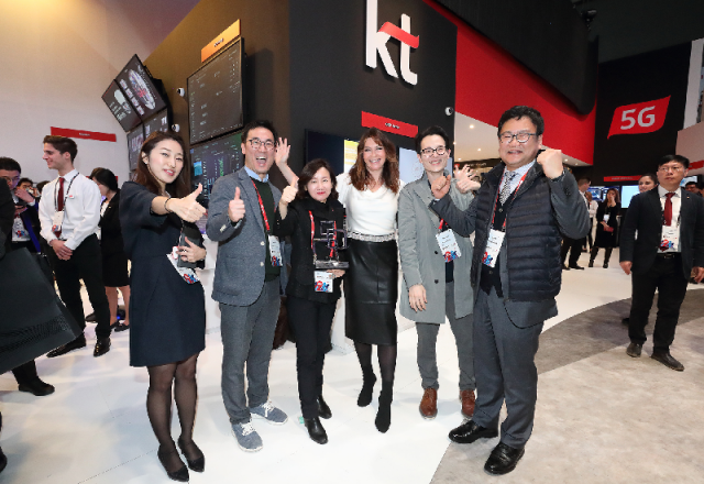 KT 미래사업개발단장 고윤전 상무(왼쪽 세번째) 및 담당 직원들이 26일 오전(현지시간) 스페인 바르셀로나에서 열린 MWC 2018 글로벌 모바일 어워드 수상을 하고 있다. 사진=KT 제공