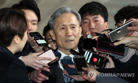 김관진, 검찰 출석···군 사이버사 정치 개입 은폐 의혹