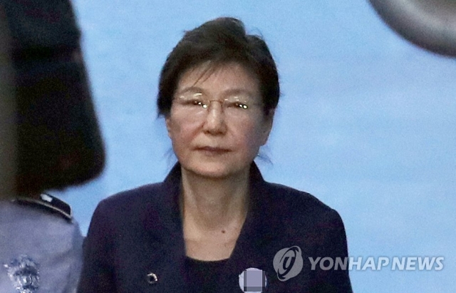 박근혜, 4년 9개월만에 풀려나···전직 대통령 예우 없어