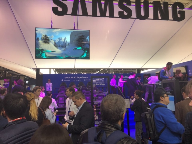 삼성전자 부스에 마련된 VR 체험에 참가하기 위해 관람객들이 줄을 서 있다. 사진=강길홍 기자
