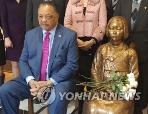 미국 인권운동가 잭슨 목사, 소녀상 헌화 후 일본 비판