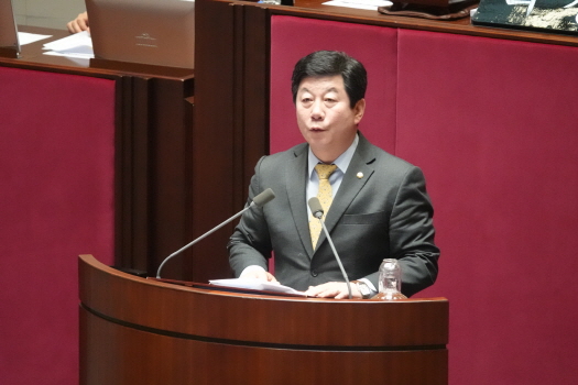 더불어민주당 박재호 의원이 2월 28일 열린 국회 본회의에서 법안 설명을 하고 있다.