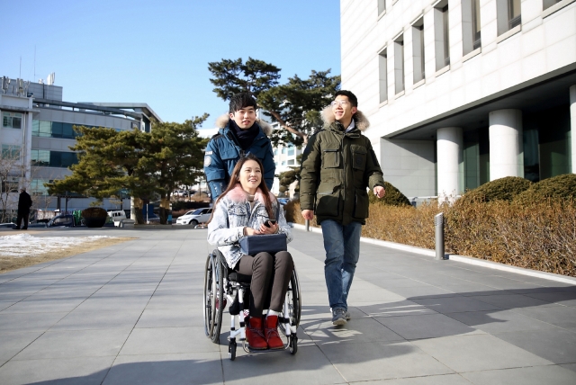 김유선 한양대학교 장애학생인권위원회 부위원장(가운데)이 박원녕 엔젤스윙 대표(오른쪽), 최용준 SK 대학생 자원봉사단 SUNNY 리더그룹 13기와 함께 ‘대학 캠퍼스 장애 접근성 지도’를 시연하고 있다.