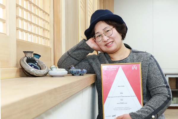 아시아 3대 디자인 공모전에서 위너를 수상한 경일대 김지영씨가 기념사진을 찍고 있다(사진제공=경일대)
