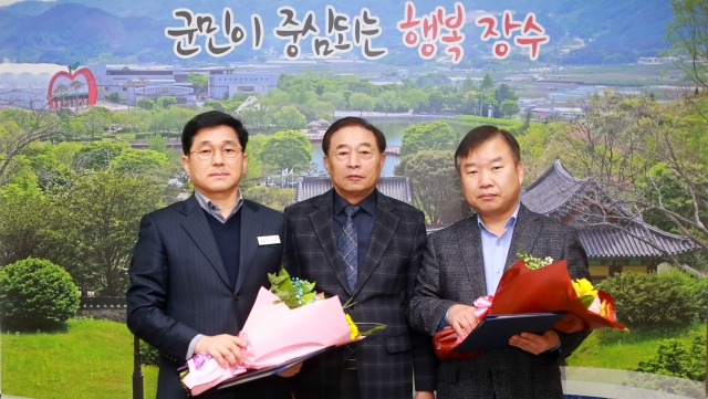 왼쪽부터 건설경제과장 김기완, 최용득 장수군수, 환경위생과장 태영균