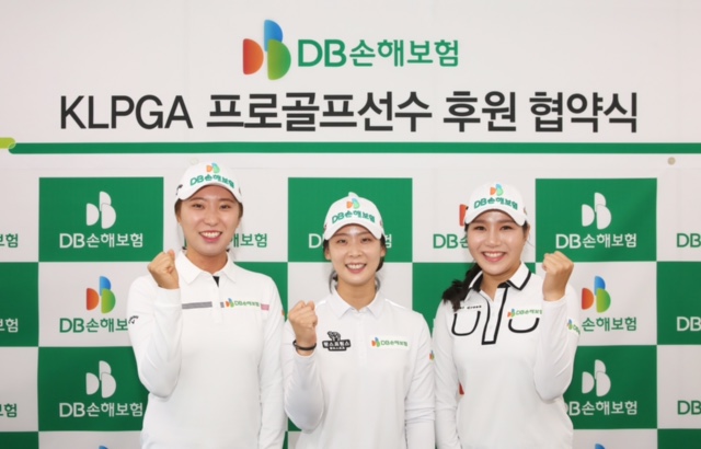 DB손해보험이 공식 후원하는 한국여자프로골프(KLPGA) 강지원(왼쪽부터), 황예나, 권지람 선수가 파이팅을 외치고 있다. 사진=DB손해보험