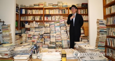 ‘후배 문인 성추행’ 고은 작품, ‘그 꽃’·‘머슴 대길이’ 등 교과서에서 삭제
