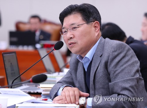 홍문종 의원, 검찰 출석···불법자금 수수·돈세탁 의혹