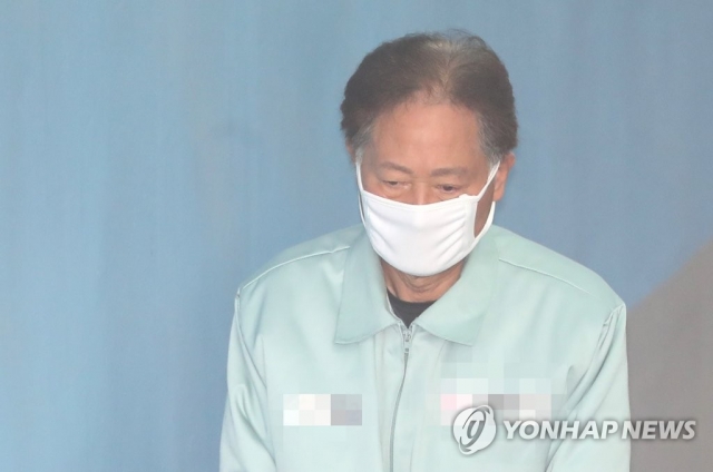 ‘DJ 뒷조사’ 최종흡 전 국정원 차장, 재판서 혐의 부인