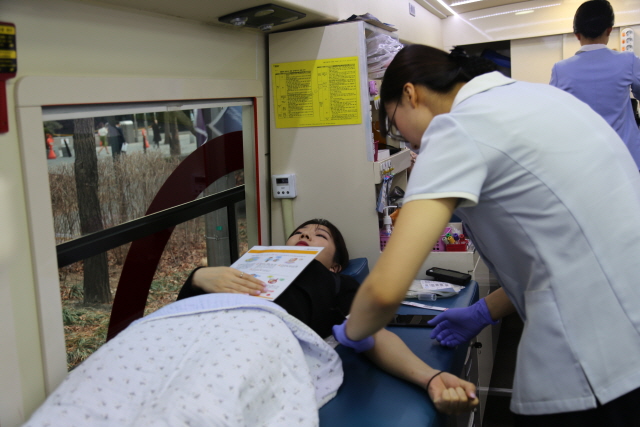 14일 ‘사랑의 헌혈 릴레이’ 행사에 참여한 한화손해보험 직원이 헌혈을 하고 있다. 사진=한화손해보험