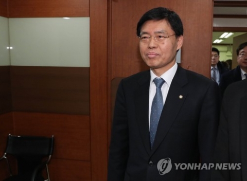 검찰-최교일, 조사방식 놓고 줄다리기···안태근 성추행 수사 지연