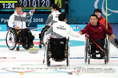 휠체어 컬링 ‘오벤저스’, 중국 꺾고 예선 1위···4강 진출