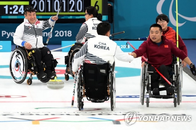 휠체어 컬링 ‘오벤저스’, 중국 꺾고 예선 1위···4강 진출