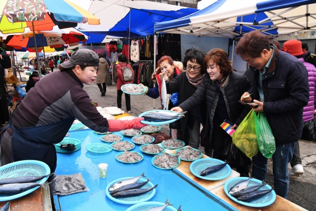 광양제철소 직원 부인들, 전통시장 찾아 지역사랑 실천