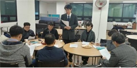 15일 김성준 전 인천남구노인문화센터장(가운데)이 6.13지방선거 인천시의원 출마를 선언하고 있다.