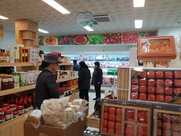 청도새마을휴게소 로컬푸드판매장 전경. 상·하행선 모두 오픈되어 있으며 300여종의 청도 농·축산물 및 가공품이 판매되고 있다.(사진=강정영 기자)