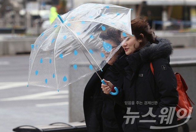 오늘 날씨, 오전까지 산발적 빗방울···일교차 커 출근길 옷차림 신경써야. 사진=최신혜 기자 shchoi@newsway.co.kr