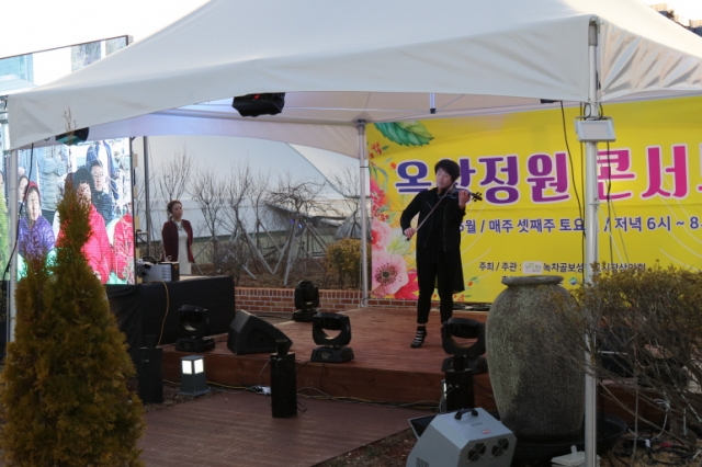 보성군이 17일 녹차골보성향토시장에서 옥상정원 콘서트를 개최하고 있다.
