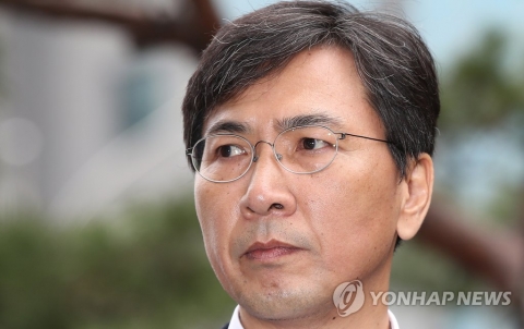 ‘성폭행 의혹’ 안희정, 검찰 조사 후 귀가···“성실히 응했다”