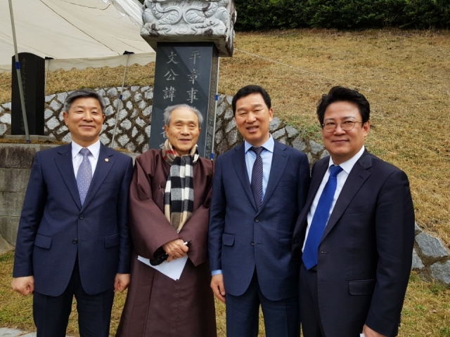 신정훈 전 청와대 농어업비서관이 20일 오전 남평읍 풍림리 장연서원에서 열린 남평문씨 단제에 참석해 문중 관계자, 참석자들과 인사를 나누고 있다