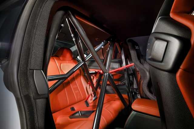 BMW M4 경주차에는 양산차와 달리 경주차에 장착한 롤케이지는 레이스 도중 사고가 발생했을때 외부 충격이나 차량의 전복 등으로부터 운전자를 보호하기 위해 차량 내부 공간이다. 사진=슈퍼레이스 제공