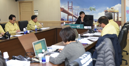 20일 김진흥 부지사(가운데)가 평택시청 상황실을 찾아 AI방역상황을 점검하고 있다.