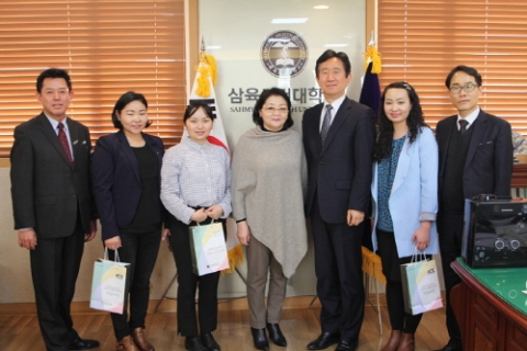 삼육보건대 박두한 총장(오른쪽에서 세 번째)이 몽골 에투겐대학교 간호대학 관계자들과 기념촬영을 하고 있다.