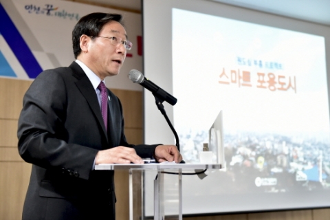 유정복 인천시장이 21일 시청 공감회실에서 원도심 대개조 프로젝트를 발표하고 있다.