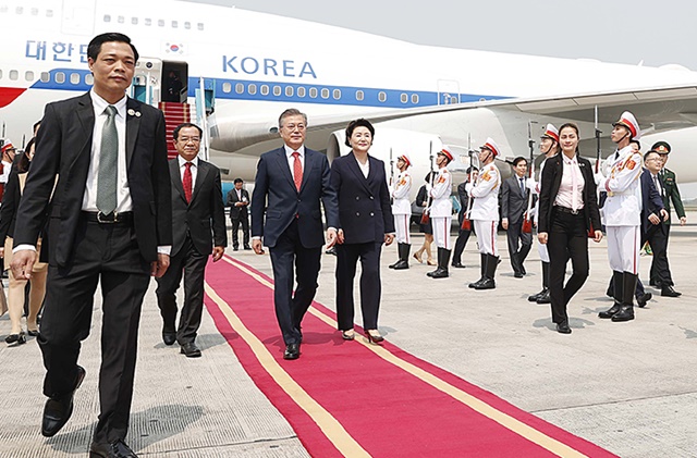 문재인 대통령과 김정숙 여사가 지난 22일 베트남에 도착한 모습. 사진=청와대 제공