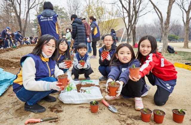 24일 서울숲공원에서 진행된 ‘희망 한 그루’ 행사에 참여한 현대해상 임직원 자녀들이 기념촬영을 하고 있다. 사진=현대해상