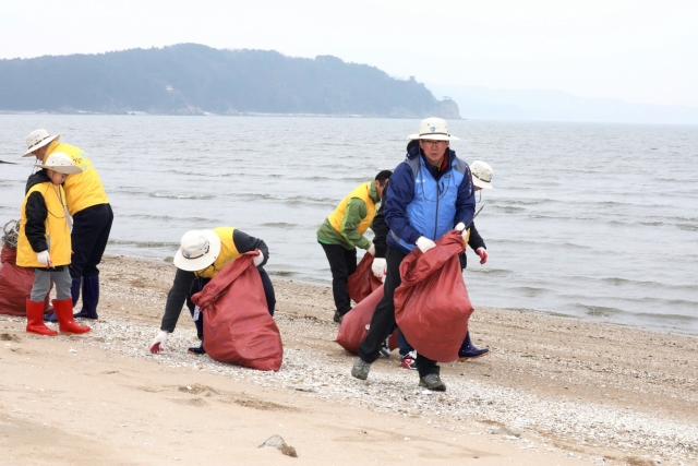 Sh수협은행이 지난 24일 임직원과 임직원 가족, 대학생 홍보대사 등 200여명으로 구성된 ‘Sh사랑해(海) 자원봉사단’ 발대식을 갖고 인천 운서동 인근 해안 환경정화 활동을 펼쳤다. 사진=Sh수협은행 제공