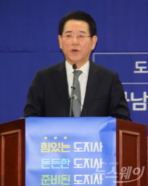 김영록 전 장관이 지난 21일 전남도의회 초의실에서 전남지사 출마를 선언하고 있다. (사진제공=뉴스웨이)