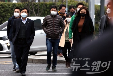 출근길 짙은 안개, 꽃샘추위 이어져···오전 미세먼지 농도 ‘나쁨’