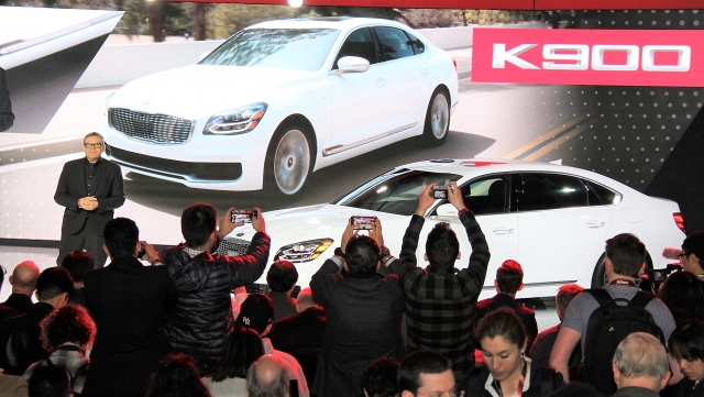 기아자동차가 28일(현지시간) 미국 뉴욕 제이콥 재비츠 센터(Jacob Javits Convention Center)에서 개막한 ‘2018 뉴욕 국제 오토쇼(New York International Auto Show, 이하 뉴욕모터쇼)’에서 ‘THE K9(현지명 K900)’을 일반 고객들에게 처음으로 공개했다. (사진=기아차 제공)