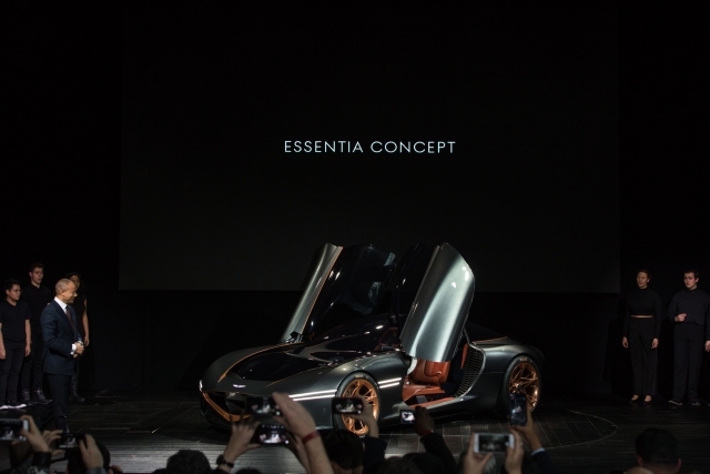 제네시스 브랜드가 29일(현지시각) 미국 뉴욕 ‘제이콥 재비츠 센터(Jacob Javits Center)’에서 열린 ‘2018년 뉴욕 국제 오토쇼(2018 New York International Auto Show)’에서 전기차 기반 콘셉트카 ‘에센시아 콘셉트(Essentia Concept)’를 세계 최초로 공개했다. (사진=제네시스 브랜드 제공)